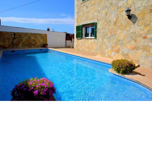 Bonito chalet con piscina cerca del mar