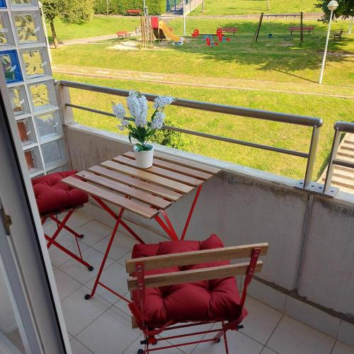 Bonito piso soleado de 2 hab con terrazas, piscina y garaje a 8 min del centro