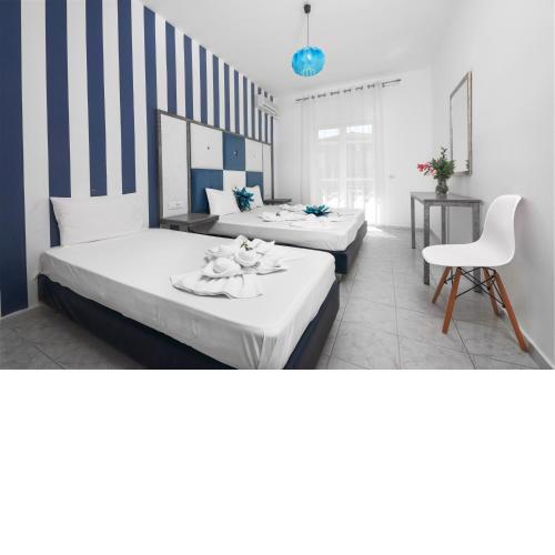 Boulevard Studio 10 with side sea view