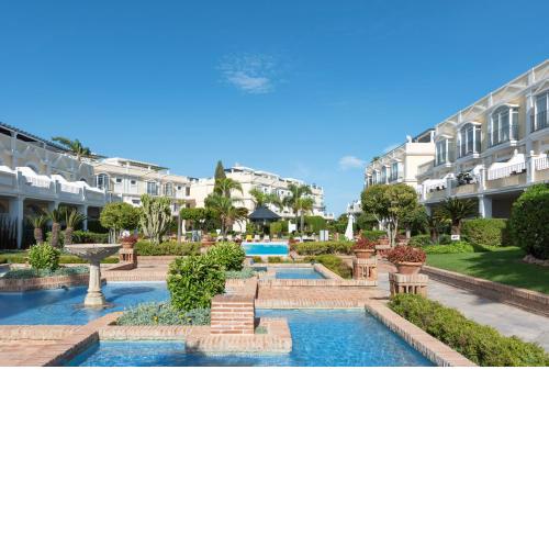 Bright 2 Bedroom apartment with parking space and swimming pools in Aloha Gardens