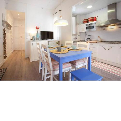 Bright 2 bedroom apt in 22@, close to the beach