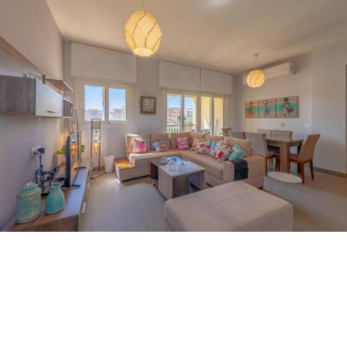 Bright 2 BR Apartment Waterside Pool & Lagoon