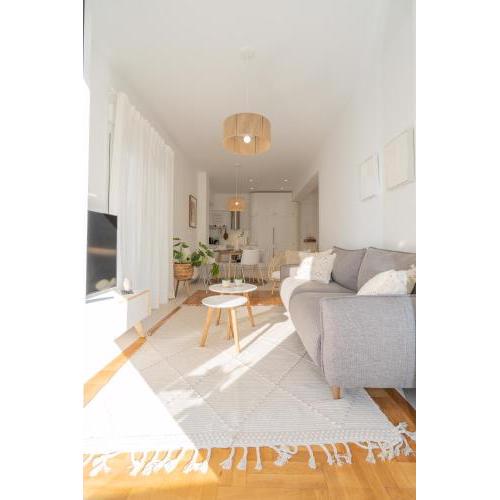 Bright 2BD Apt next to Acropolis