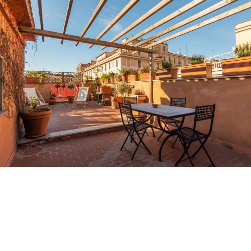 Bright and Comfy Terraced Apartment in Trastevere