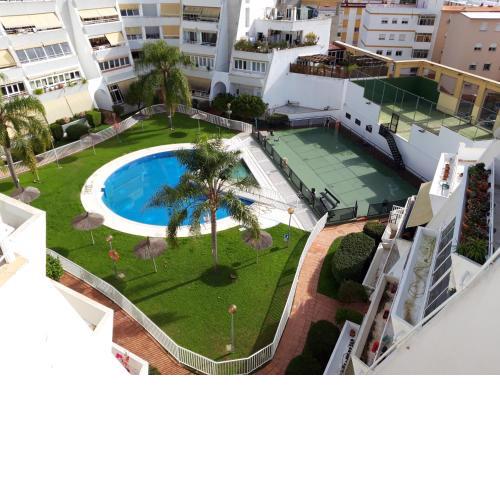 Bright and modern apartment: Garage, pool ...