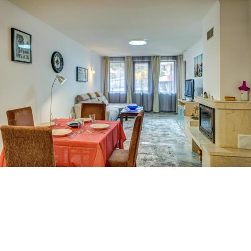 Bright and Spacious 2-BDR Apartment with Balcony