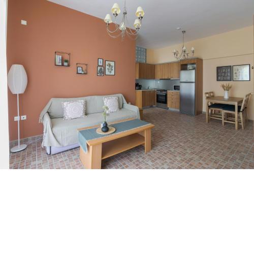 Bright And Spacious Apartment In Varkiza