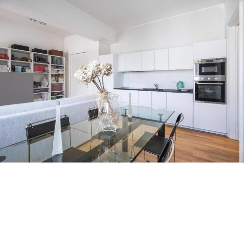 Bright and spacious apartment with Garden and Balcony by Easylife