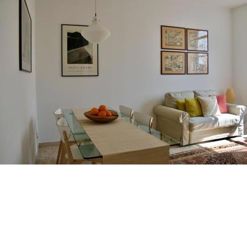 Bright apartment for 5 close to Isola district