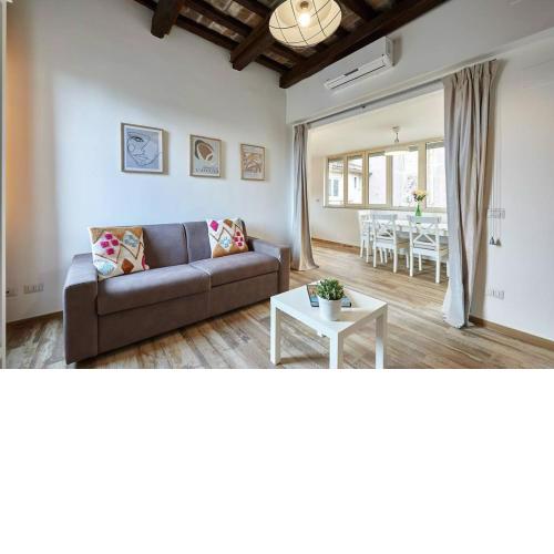 BRIGHT APARTMENT NEAR PIAZZA NAVONA