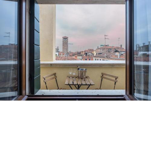 Bright Apartment On Venetian Roofs R&R