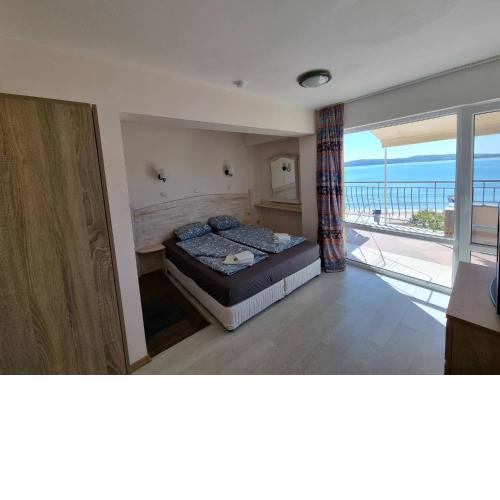 Bright Apartment with Big Terrace and Sea View