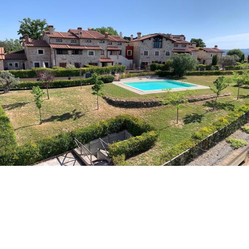 Bright Apt With Terrace and Shared Pool - Happy Rentals