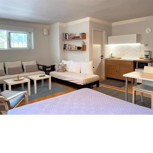 Bright, Cosy Studio close to Glyfada Beach & Center