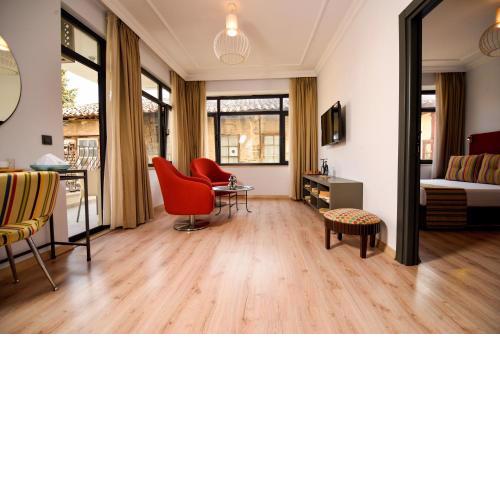 Bright Flat with Balcony near Hadrian's Gate