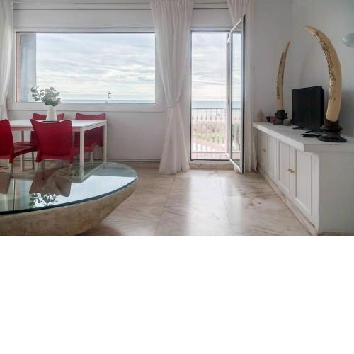 Bright penthouse in front of the beach!