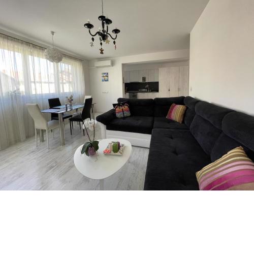 Bright & Spacious 1BD Flat with a Cute Balcony