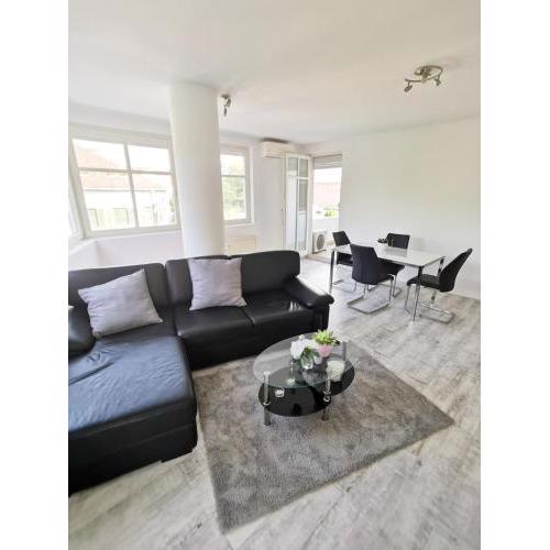 Bright, Spacious Apartment 3 bedroom, Garage