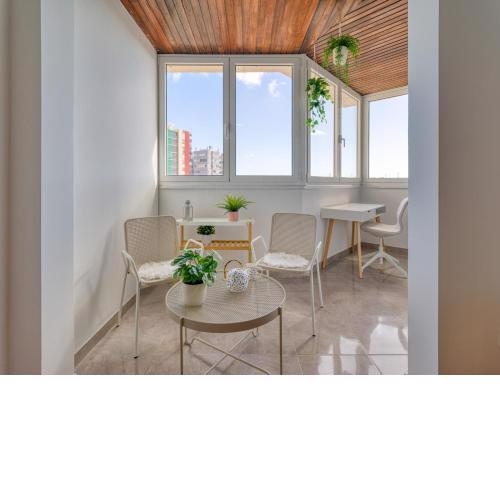 Bright Townhouse - Views - 5 min walk to the Beach