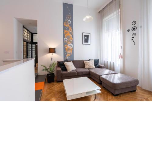 Bright two bedroom flat by the New York Palace