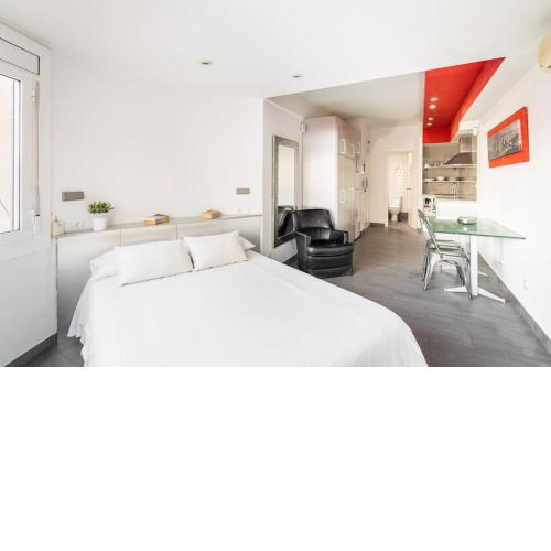 Bright white studio in Plaza España 010