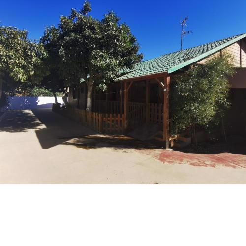 Bungalow con piscina en camping privado cerca de la playa de Torre del Mar Ideal familias