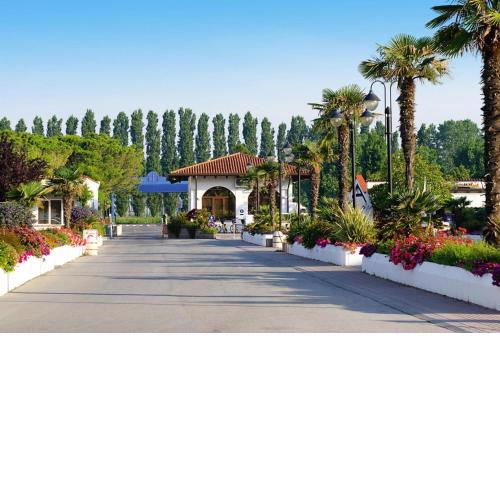 Bungalow in Caorle with garden furniture