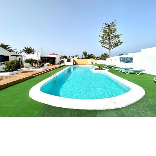 Bungalow para nudistas, con Wifi y estupenda vista la Piscina, a pocos metros de la playa
