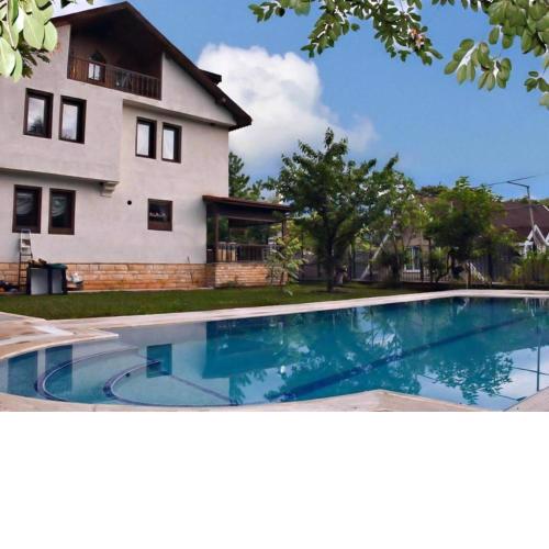 Bursa Uludağ Eteğinde, Ormanın İçerisinde, Havuzlu Bahçeli Kiralık Villa