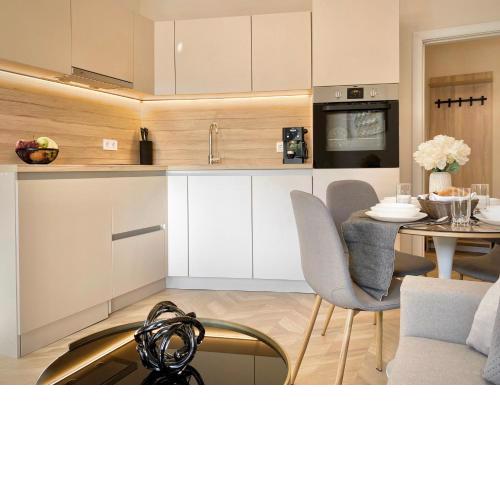 Business & Family Apartment for 6 Guests with Free Parking