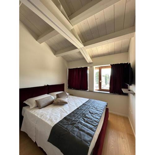 C House Rooms Lake