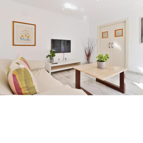 C9 Roomy Luminous 5 Bedroom in Town