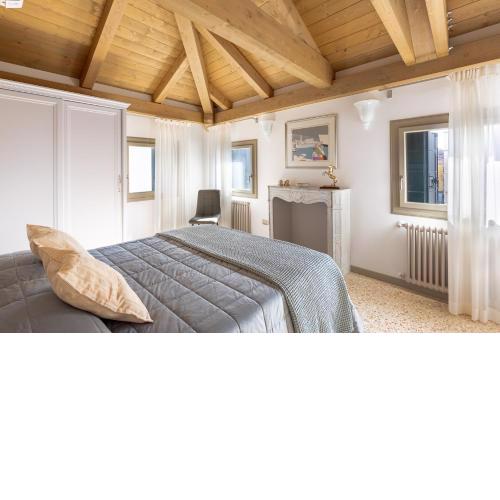Ca' Cappello Venice Apartment 2 with Canal View
