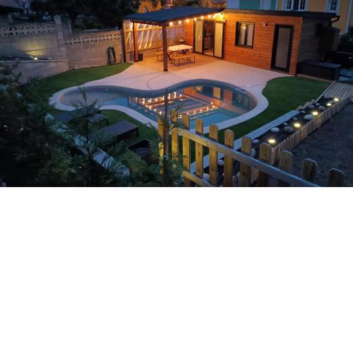 Cabaña con piscina, urb. privada. Playa.