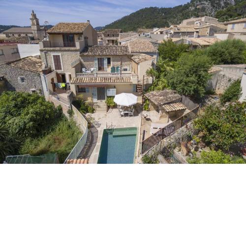 Caimaris House