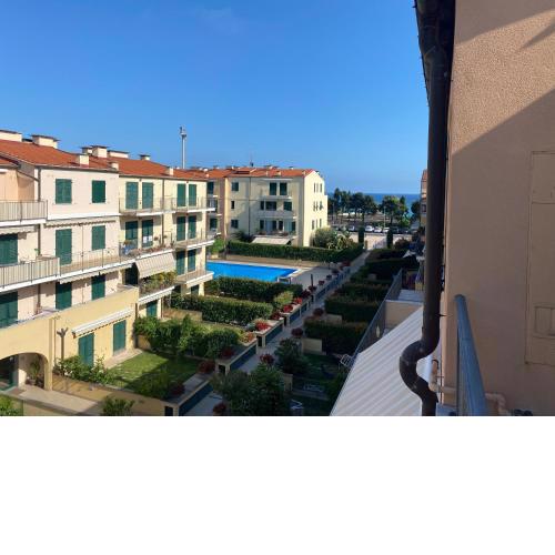 CALA DI SOLE bilocale con terrazzo e piscina condominiale Codice CITRA OO8031-LT-O847