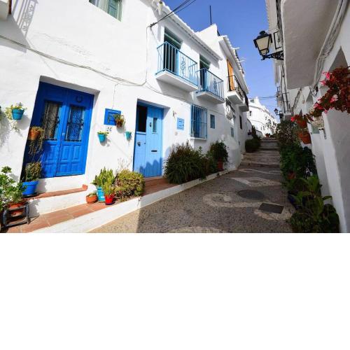 Calle Alta 22, Frigiliana Traditional center townhouse with 2 bedroom and an Amazing outdoor shower HansOnHoliday Rentals