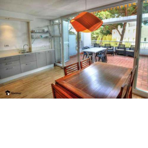 Camelies Apartament per 5 persones a 5 minuts de la Cala Rovira i a poca distància del centre de Platja d'Aro