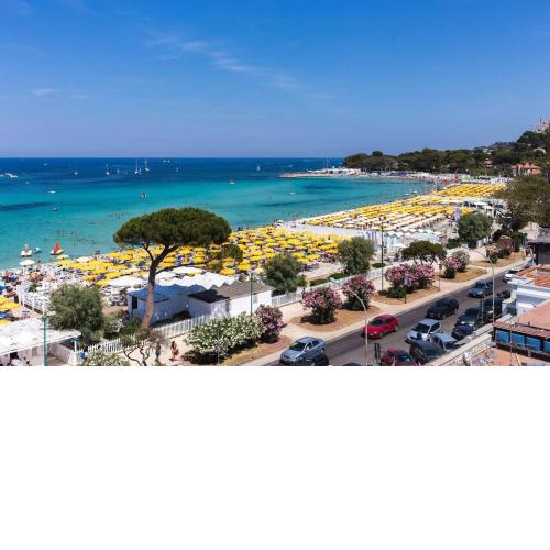 Camera con bagno condiviso di fronte spiaggia