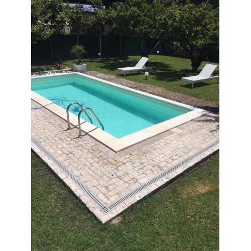 camera con giardino e piscina