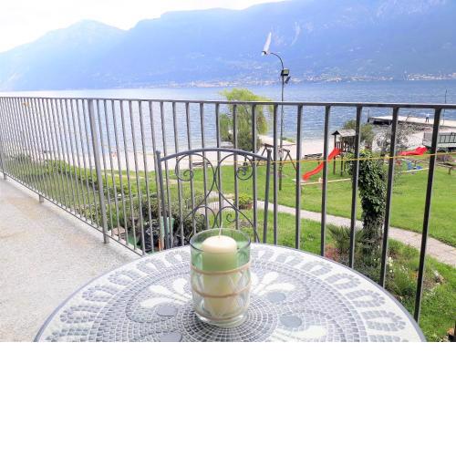 Campione Giulia Exclusive Lakefront apartment by Gardadomusmea