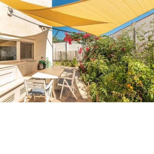 Can Juancho: casita de playa en la Costa dorada
