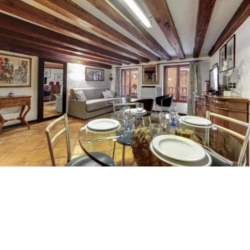 Canal view suite in Rialto