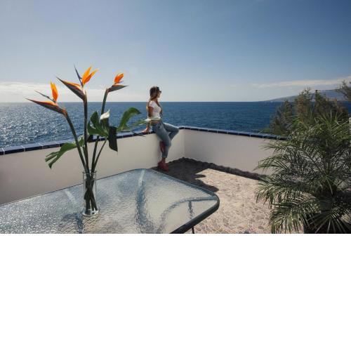Canary casita next to the Atlantic Ocean