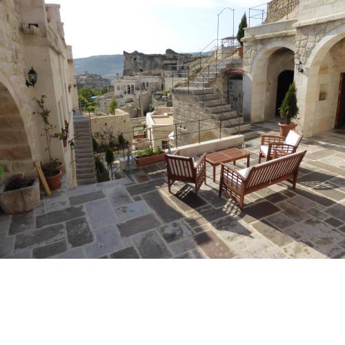 Canyon Cave Hotel (former Courtyard Cave Hotel )