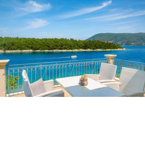 Captain's Quarters at Fiscardo Waterfront-feel the breeze