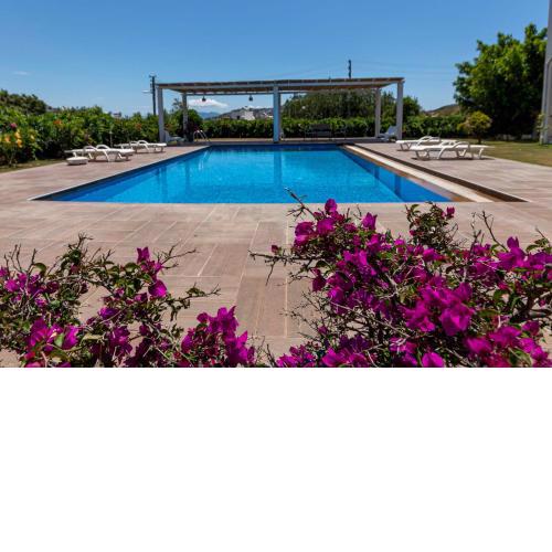 Captivating House with Shared Pool and Central Location in Gumusluk, Bodrum