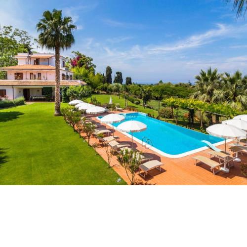 Captivating Villa in Ricadi with Pool