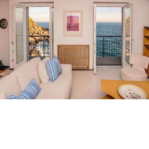 Carattino 12: Idyllic Seafront Family Retreat
