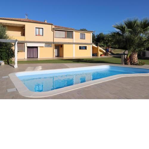 Carlo Apartments